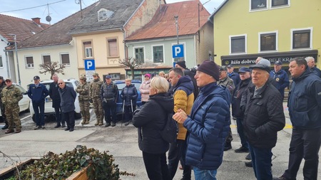 Udeleženci pohoda na Mestnem trgu